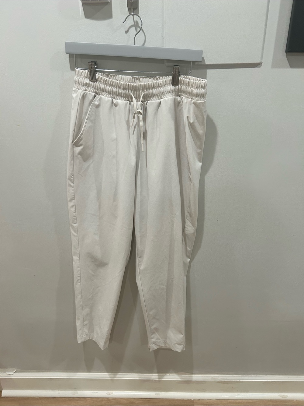 All In Motion High Rise Flex Woven Moisture Wicking Taper Pant Cream New Size M